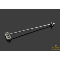 BROCHES / ALFILERES Aguja de corbata realizada en oro blanco con brillantes.