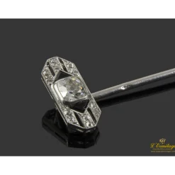 BROCHES / ALFILERES Aguja de corbata realizada en oro blanco con brillantes.