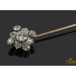 BROCHES / ALFILERES Aguja de corbata realizada en oro amarillo y oro blanco con brillantes.