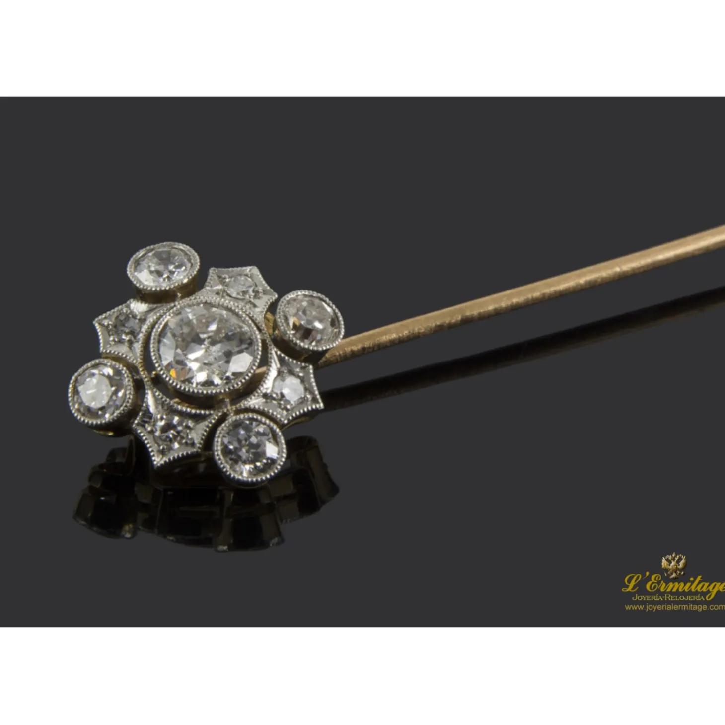 BROCHES / ALFILERES Aguja de corbata realizada en oro amarillo y oro blanco con brillantes.