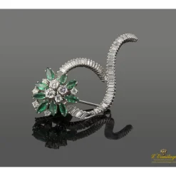 BROCHES / ALFILERES Broche-alfiler oro blanco esmeraldas y diamantes.