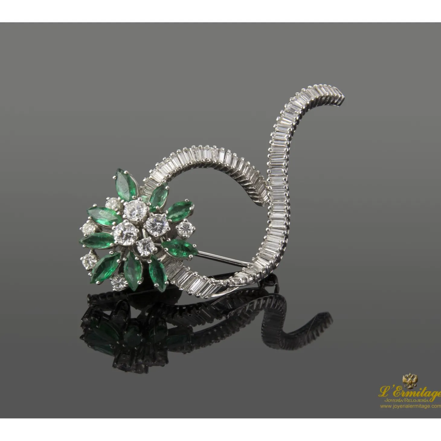 BROCHES / ALFILERES Broche-alfiler oro blanco esmeraldas y diamantes.