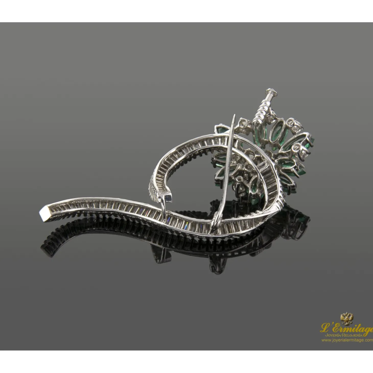 BROCHES / ALFILERES Broche-alfiler oro blanco esmeraldas y diamantes.