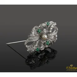 BROCHES / ALFILERES Broche-alfiler oro blanco perla, esmeraldas y diamantes.