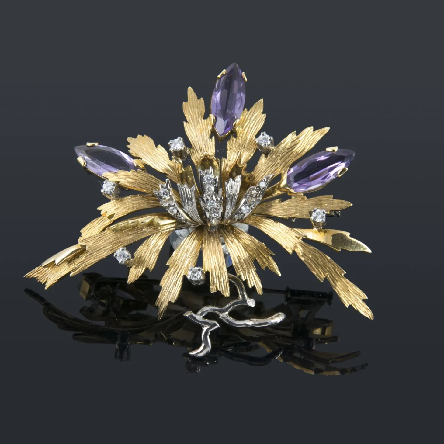 BROCHES / ALFILERES Broche-alfiler flor oro amarillo oro blanco amatistas y diamantes