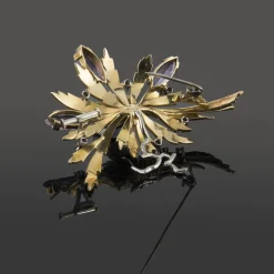 BROCHES / ALFILERES Broche-alfiler flor oro amarillo oro blanco amatistas y diamantes