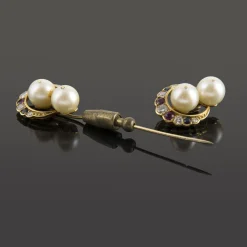 BROCHES / ALFILERES Broche-alfiler antiguo oro amarillo perlas rubíes zafiros y diamantes.
