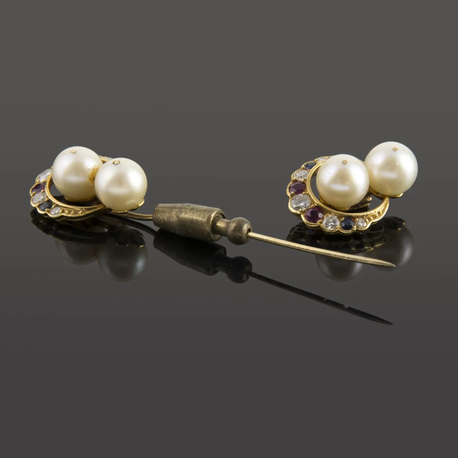BROCHES / ALFILERES Broche-alfiler antiguo oro amarillo perlas rubíes zafiros y diamantes.