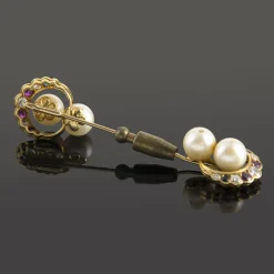 BROCHES / ALFILERES Broche-alfiler antiguo oro amarillo perlas rubíes zafiros y diamantes.
