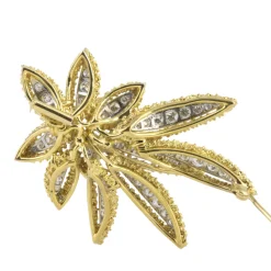 BROCHES / ALFILERES Broche-alfiler en forma de hoja oro amarillo oro blanco y diamantes