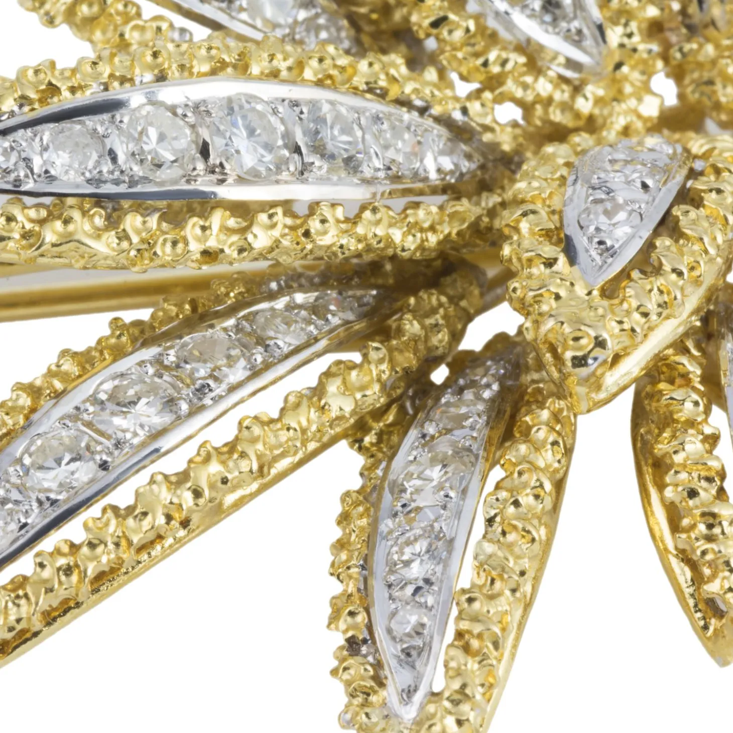 BROCHES / ALFILERES Broche-alfiler en forma de hoja oro amarillo oro blanco y diamantes