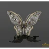 BROCHES / ALFILERES Broche-alfiler mariposa en oro amarillo y plata con rubíes, esmeraldas, zafiros y diamantes naturales.
