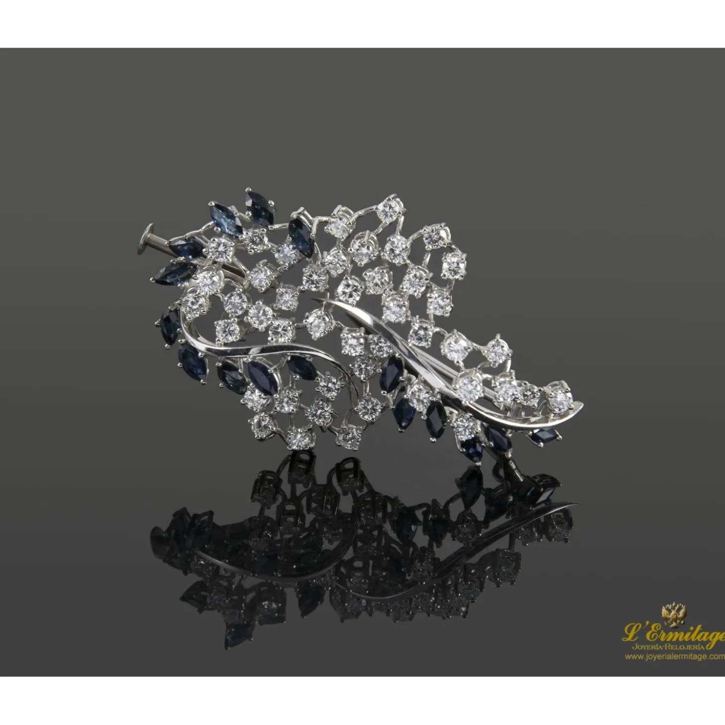BROCHES / ALFILERES Broche-alfiler oro blanco zafiros y diamantes.