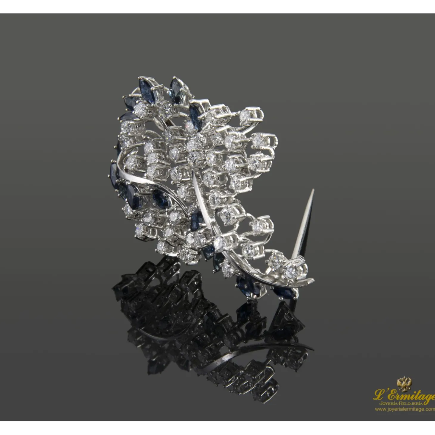 BROCHES / ALFILERES Broche-alfiler oro blanco zafiros y diamantes.
