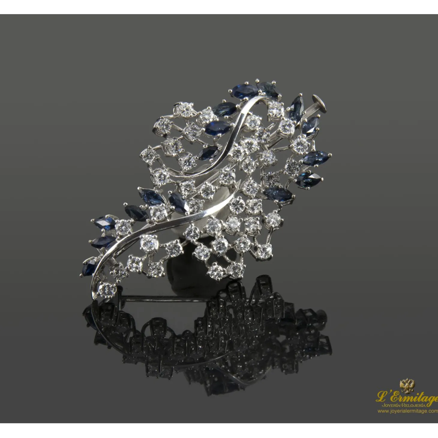 BROCHES / ALFILERES Broche-alfiler oro blanco zafiros y diamantes.
