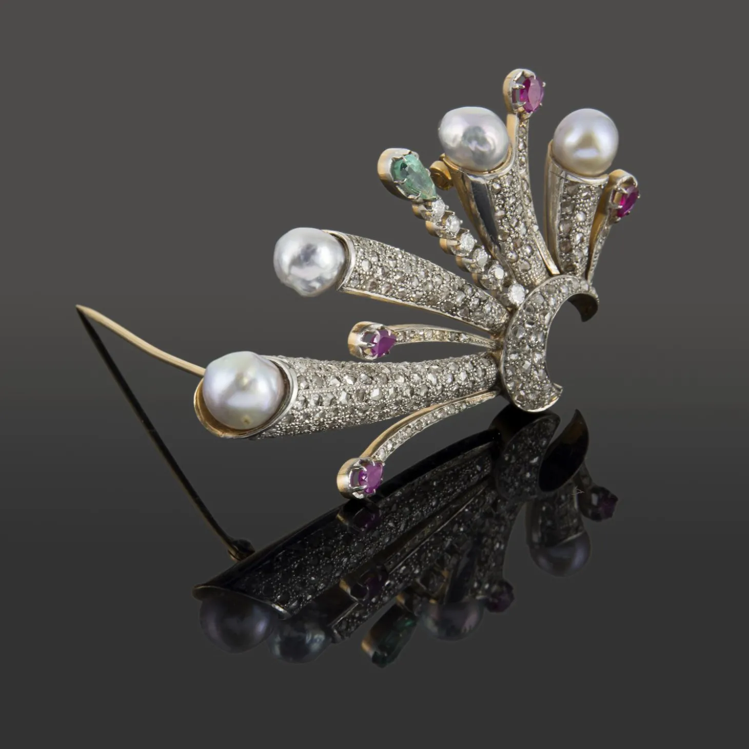 BROCHES / ALFILERES Broche-alfiler antiguo oro blanco perlas rubíes diamantes y esmeralda
