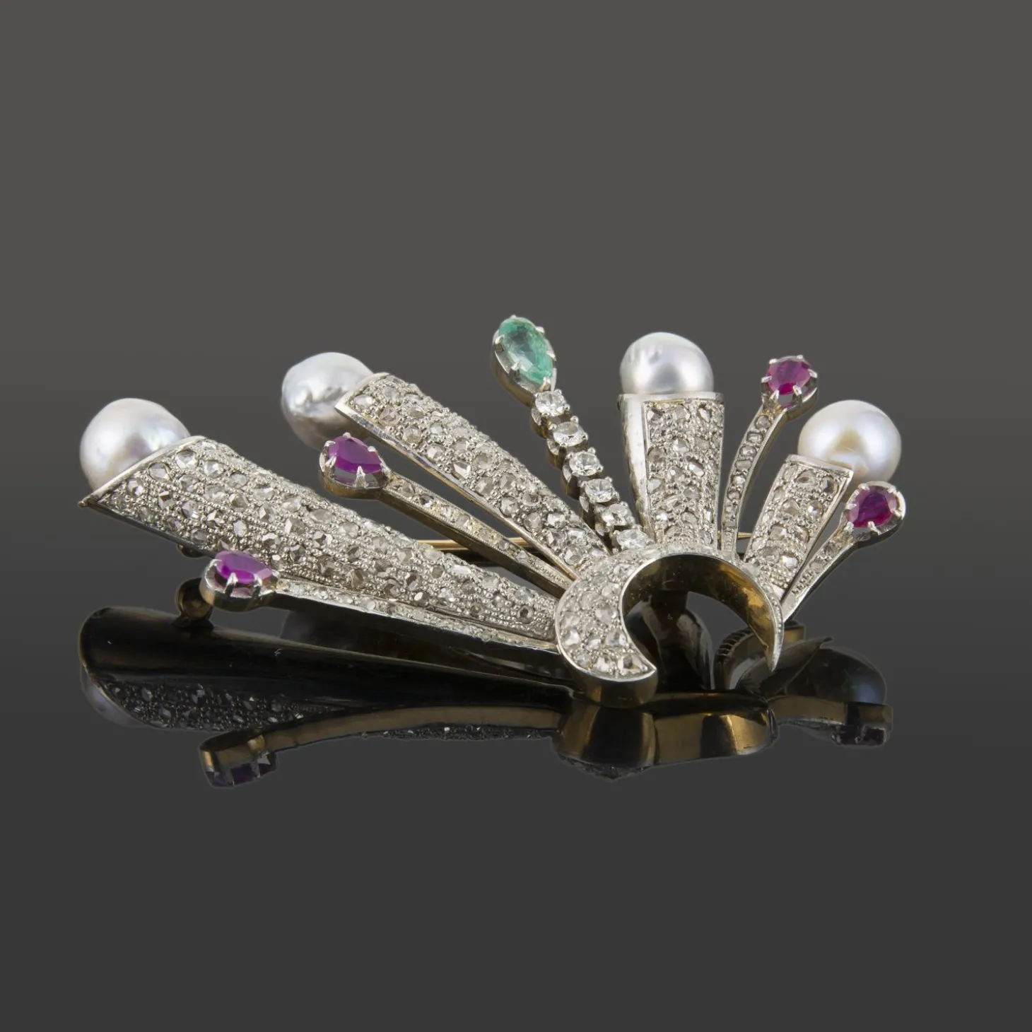 BROCHES / ALFILERES Broche-alfiler antiguo oro blanco perlas rubíes diamantes y esmeralda