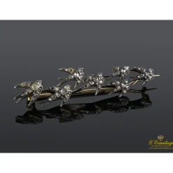 BROCHES / ALFILERES Broche con golondrinas realizado en oro amarillo, plata y diamantes. Pieza francesa del siglo xix.