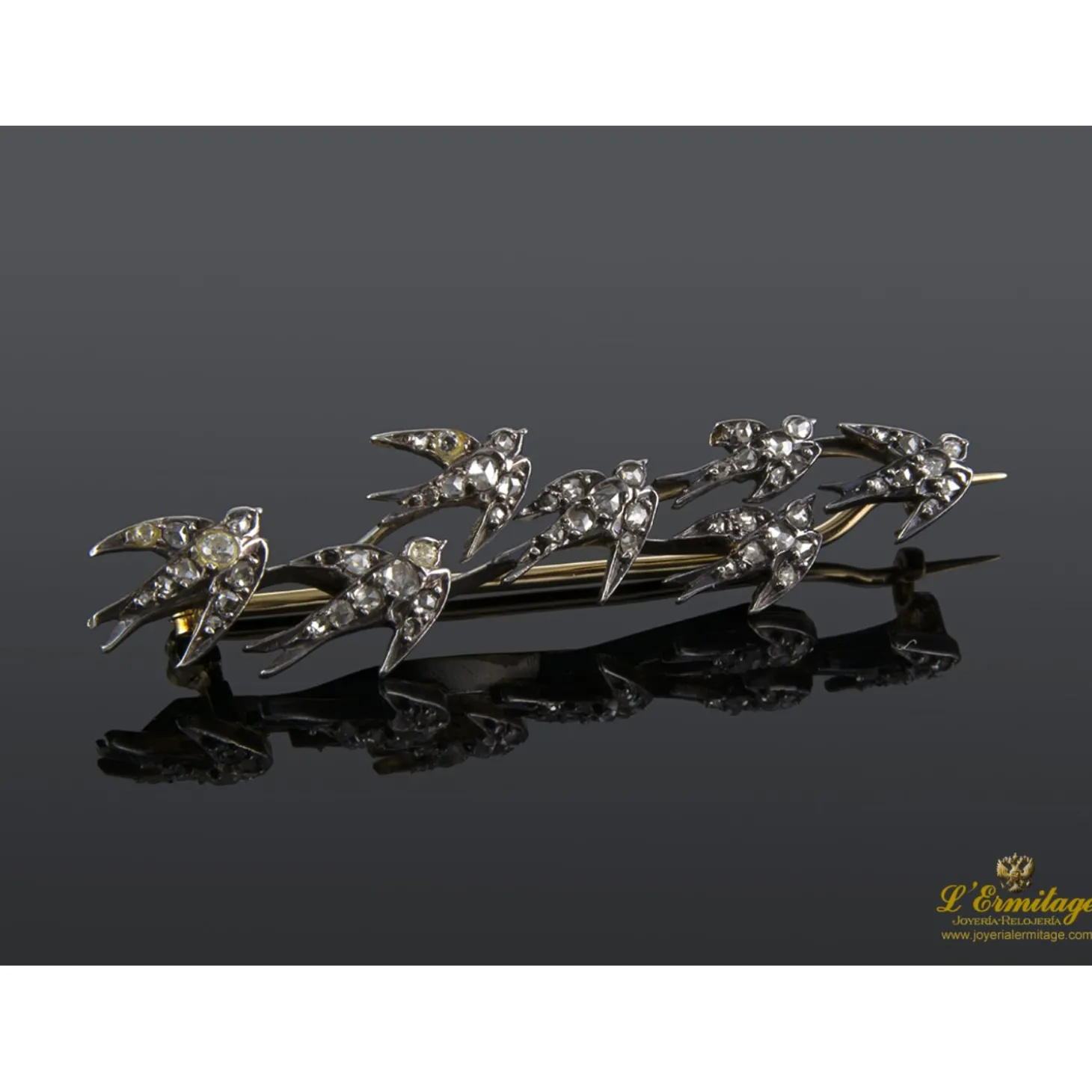 BROCHES / ALFILERES Broche con golondrinas realizado en oro amarillo, plata y diamantes. Pieza francesa del siglo xix.