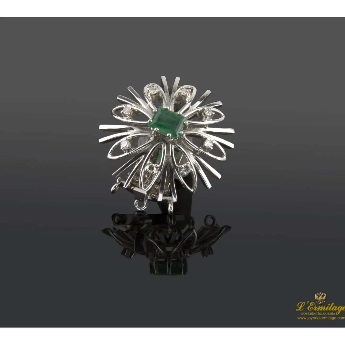 BROCHES / ALFILERES Broche de collar realizado en oro blanco con esmeralda y brillantes.