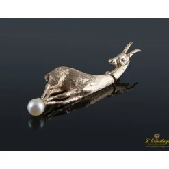 BROCHES / ALFILERES Broche en forma de cabra montesa.