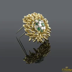 BROCHES / ALFILERES Broche en forma de flor con esmeraldas y brillantes