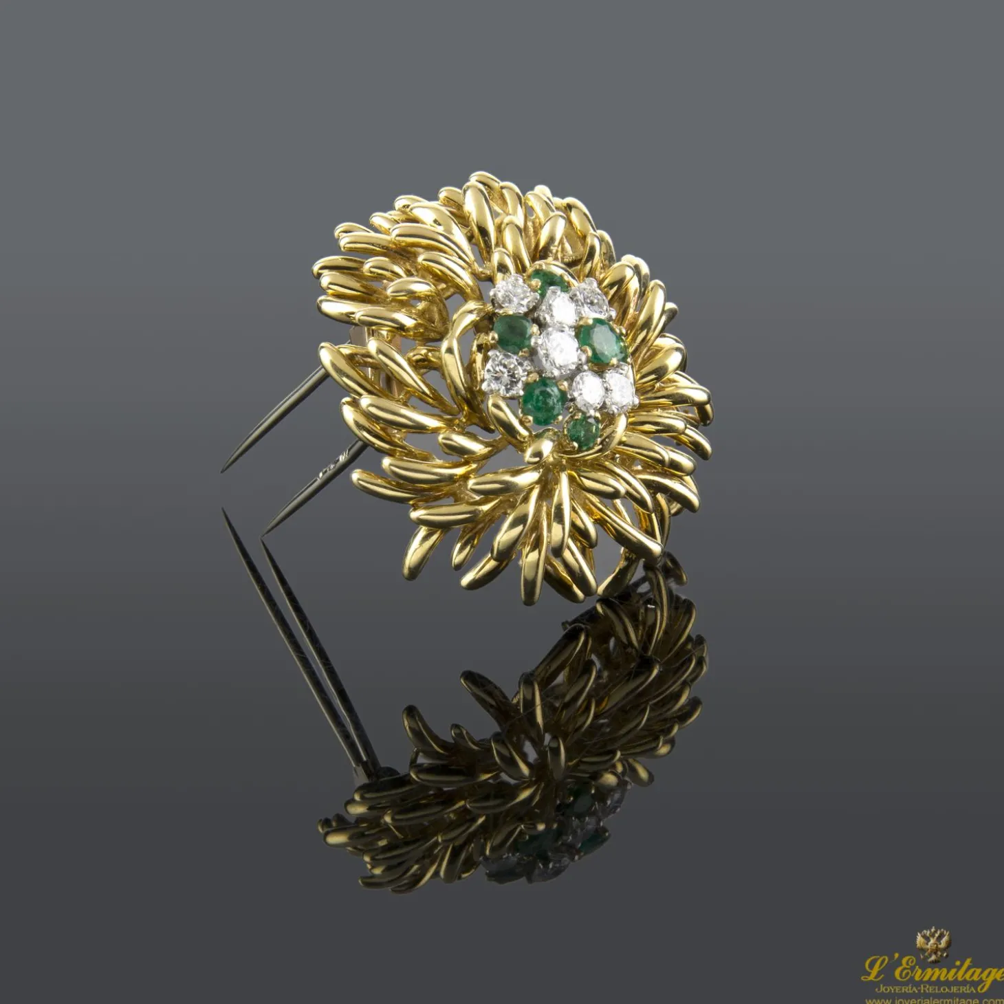 BROCHES / ALFILERES Broche en forma de flor con esmeraldas y brillantes