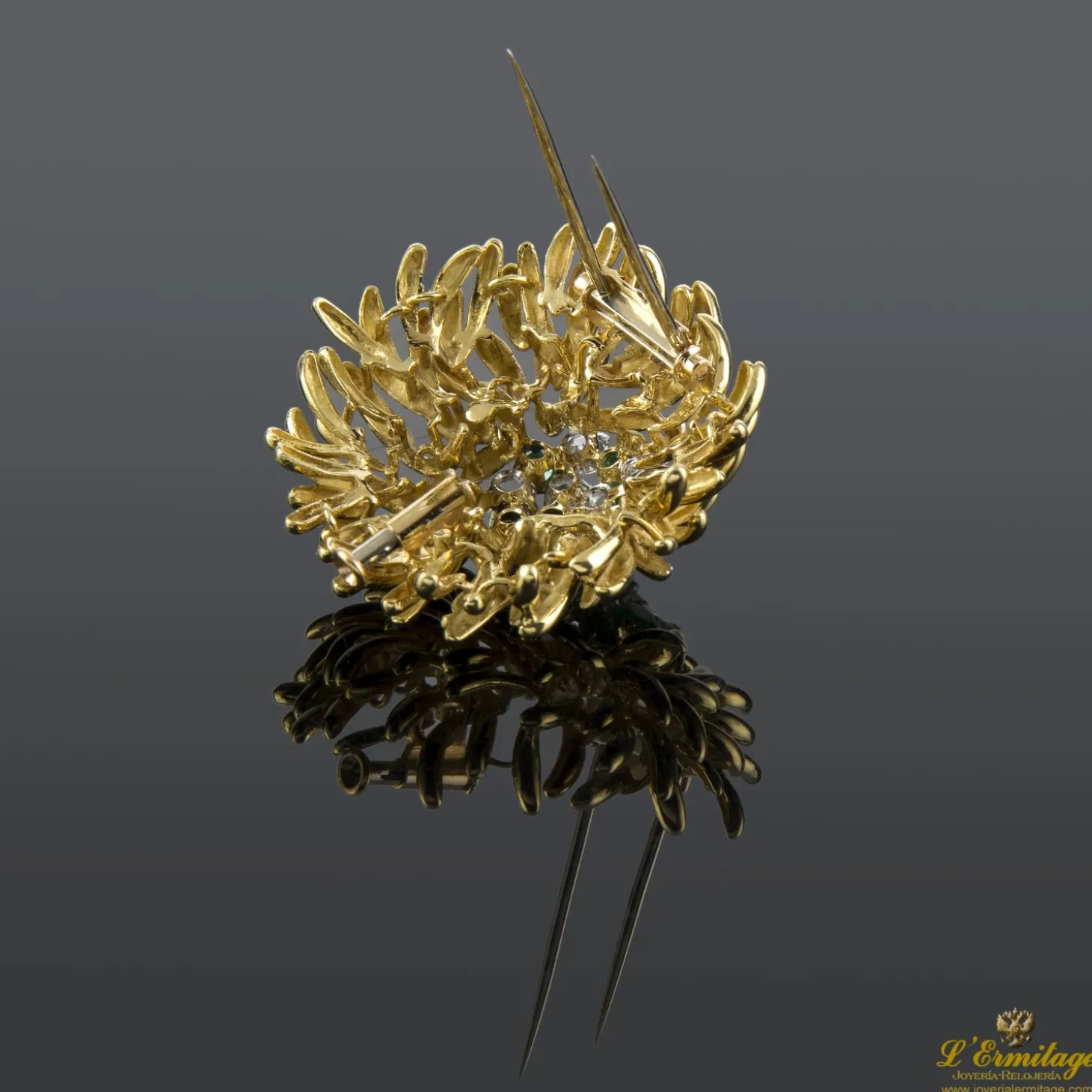 BROCHES / ALFILERES Broche en forma de flor con esmeraldas y brillantes