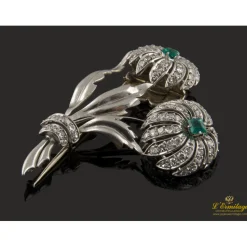 BROCHES / ALFILERES Broche en forma de palmeras realizado en oro blanco con esmeraldas y diamantes.