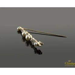 BROCHES / ALFILERES Broche en oro amarillo y oro blano con diamantes y perlas.