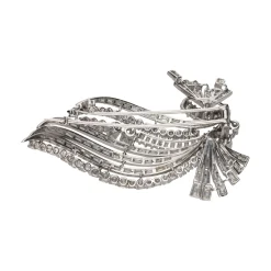 BROCHES / ALFILERES Broche en oro blanco con diamantes naturales.