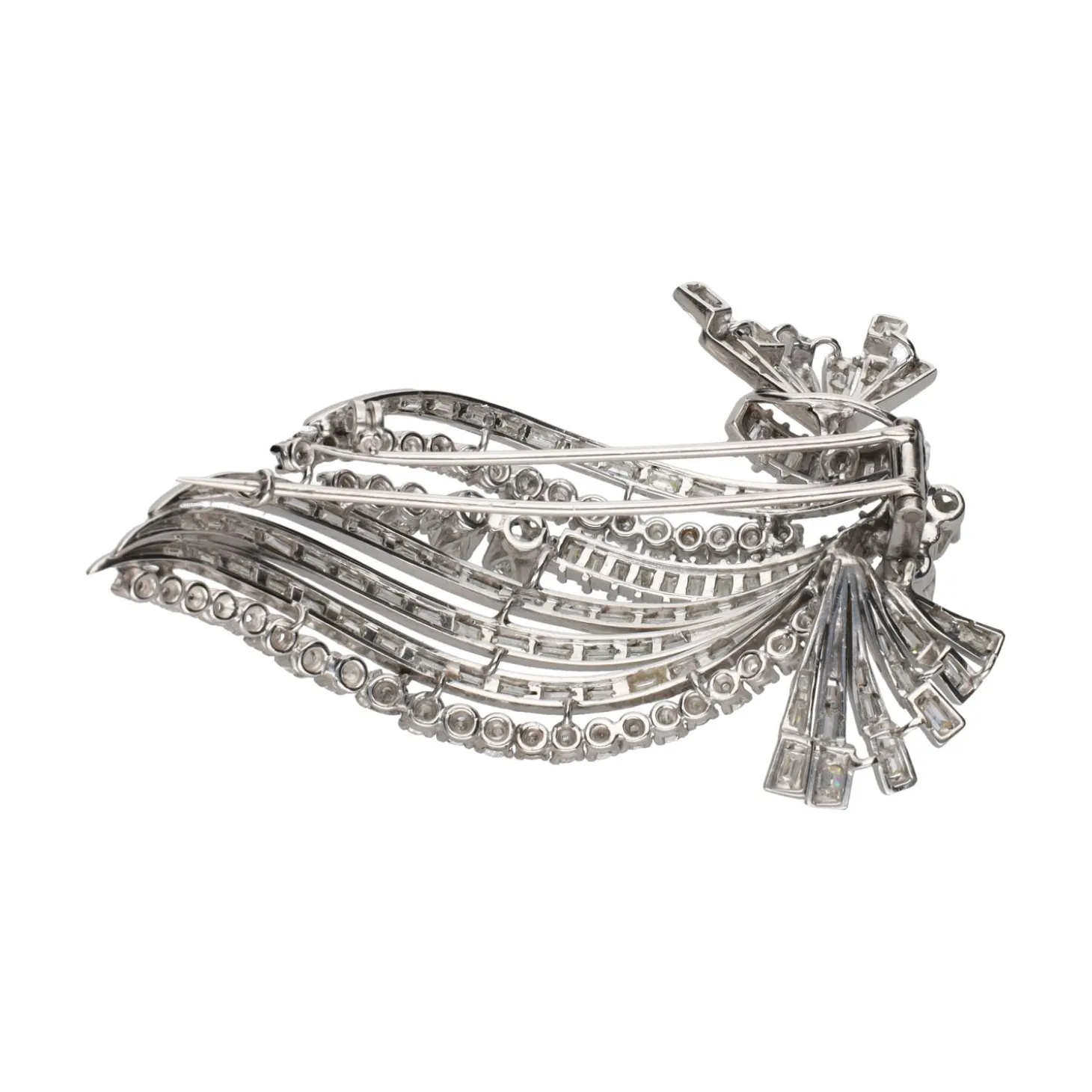 BROCHES / ALFILERES Broche en oro blanco con diamantes naturales.