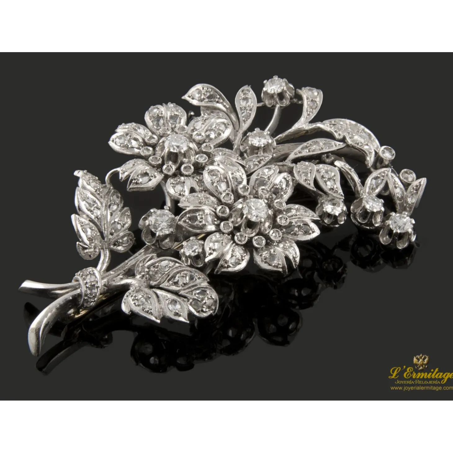 BROCHES / ALFILERES Broche floral realizado en oro blanco y diamantes