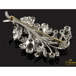 BROCHES / ALFILERES Broche floral realizado en oro blanco y diamantes