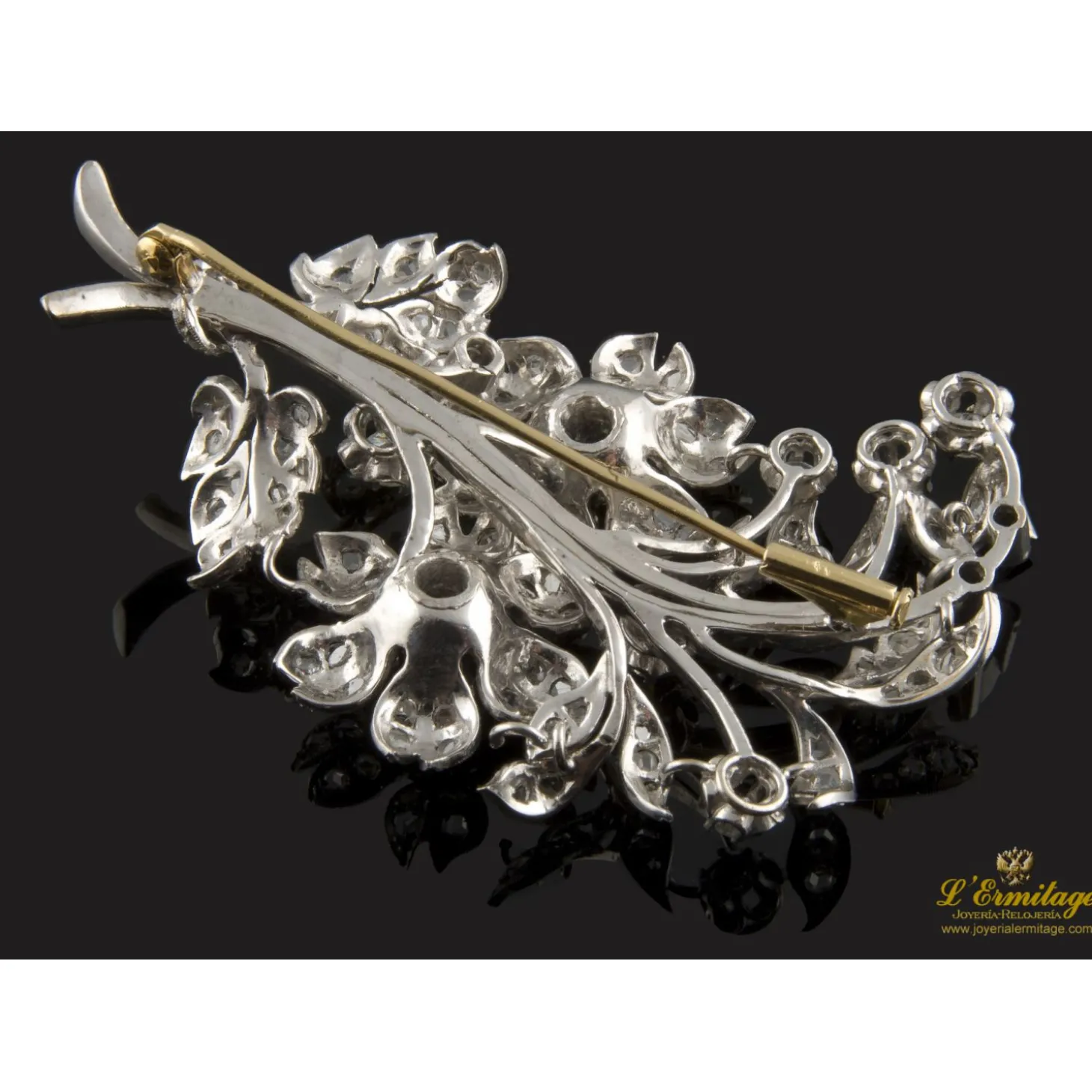 BROCHES / ALFILERES Broche floral realizado en oro blanco y diamantes