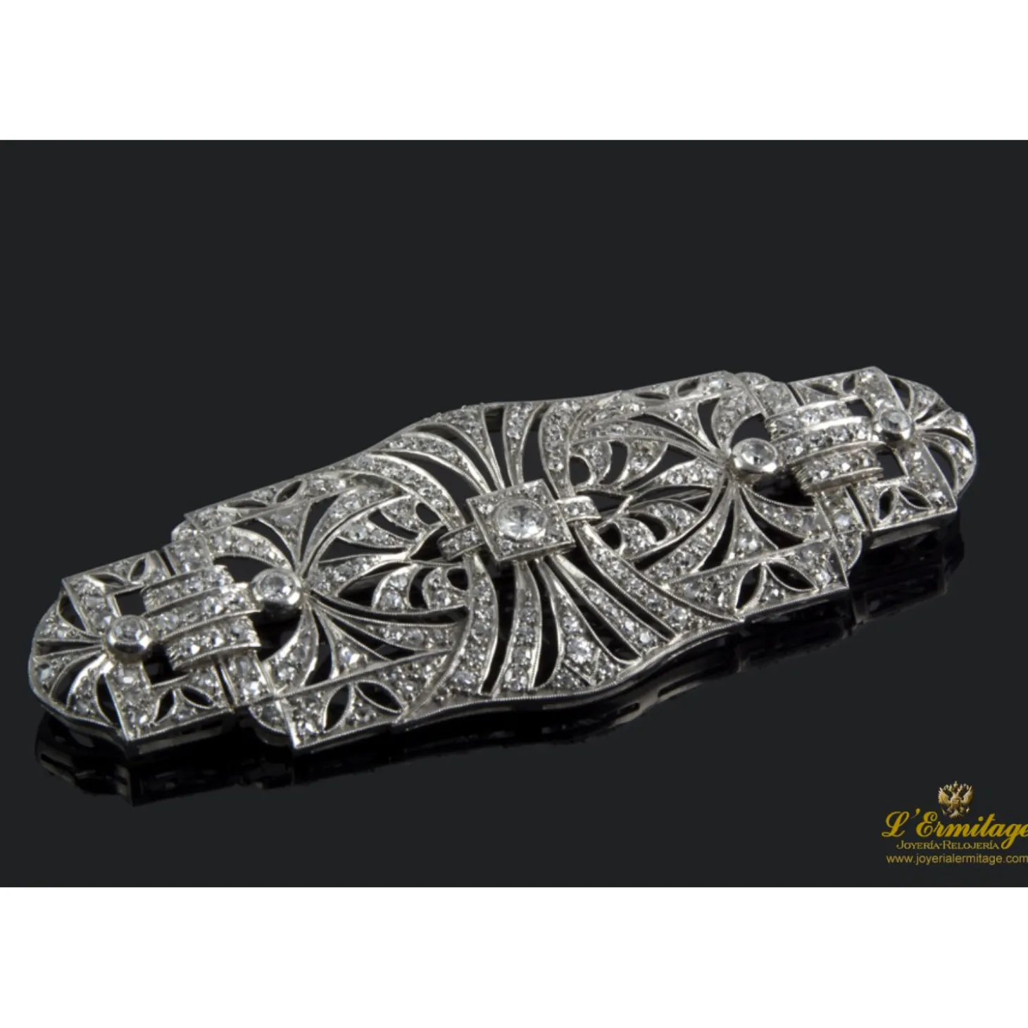 BROCHES / ALFILERES Broche realizado en oro blanco con brillantes y diamantes.