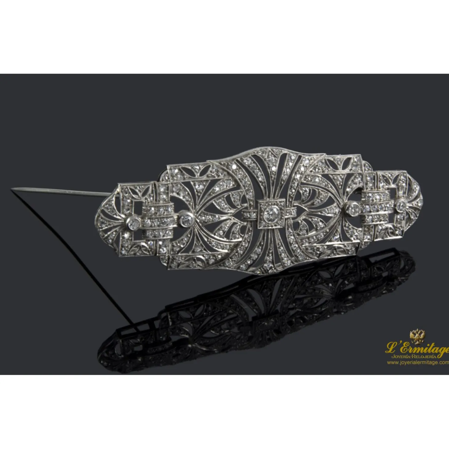 BROCHES / ALFILERES Broche realizado en oro blanco con brillantes y diamantes.