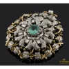 BROCHES / ALFILERES Broche realizado en oro amarillo y oro blanco. Presenta una esmeralda natural colombiana, diamantes y brillante.