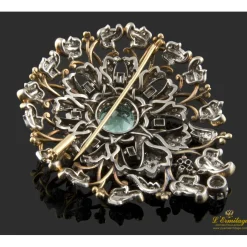 BROCHES / ALFILERES Broche realizado en oro amarillo y oro blanco. Presenta una esmeralda natural colombiana, diamantes y brillante.