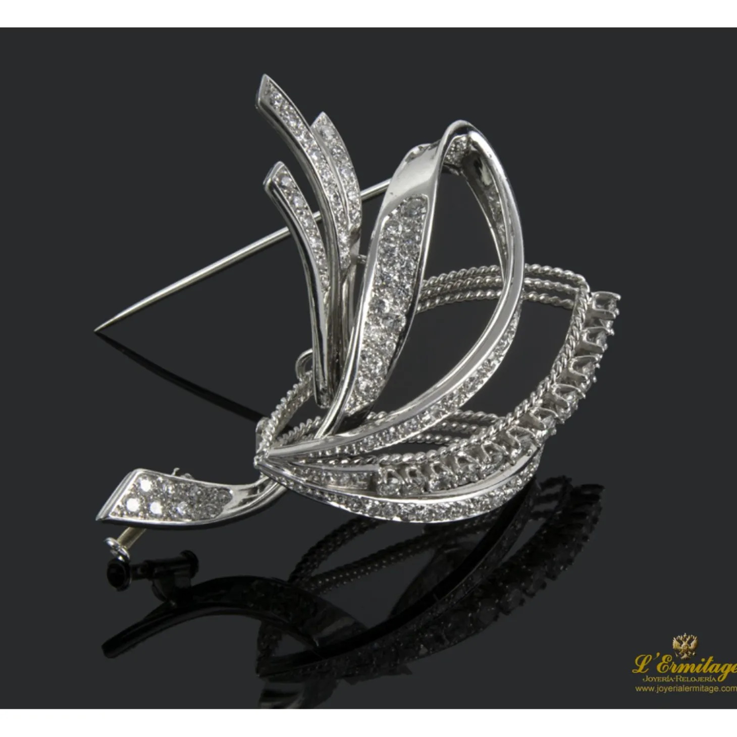 BROCHES / ALFILERES Broche realizado en oro blanco con brillantes.