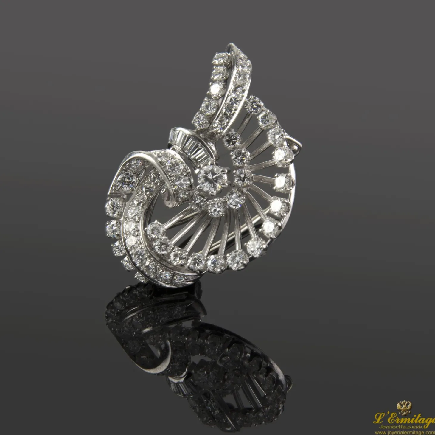 BROCHES / ALFILERES Broche realizado en oro blanco con brillantes y diamantes.
