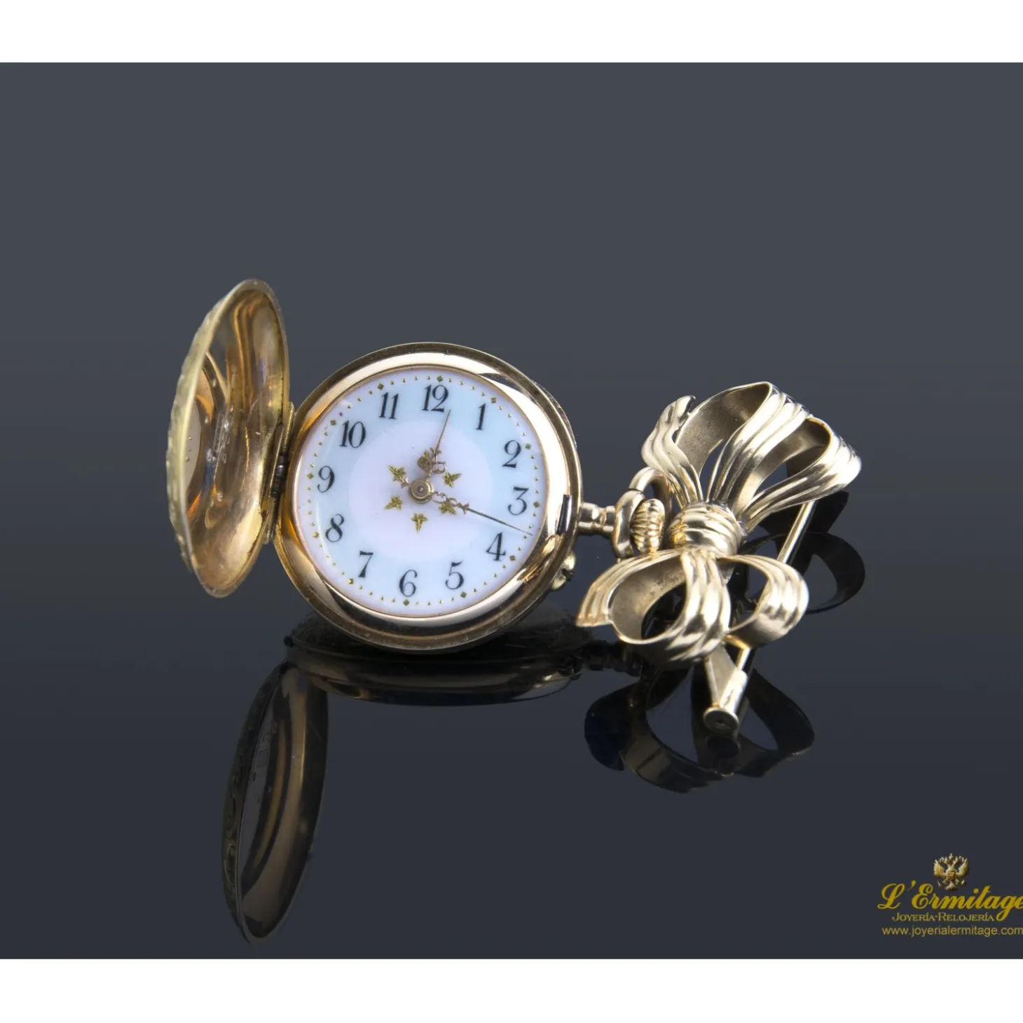 BROCHES / ALFILERES Broche reloj realizado en oro amarillo y diamantes.