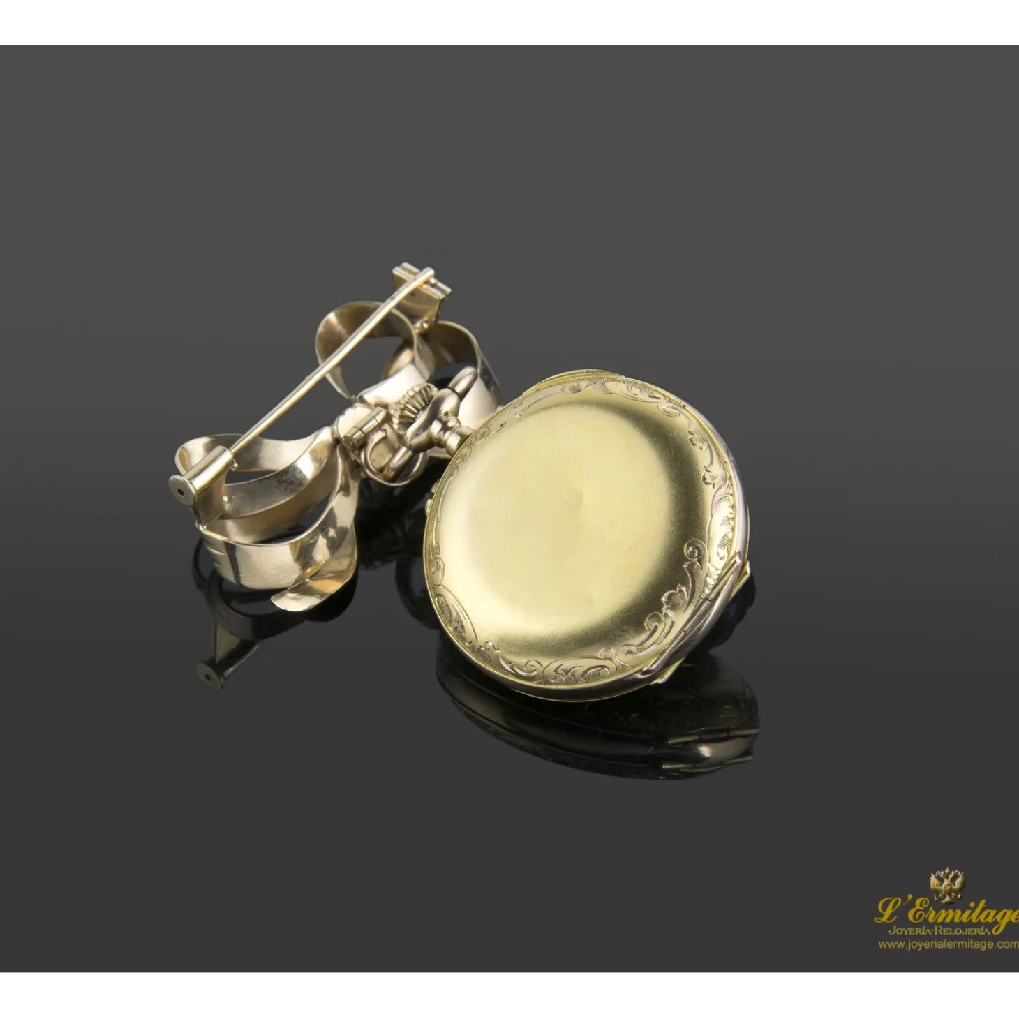 BROCHES / ALFILERES Broche reloj realizado en oro amarillo y diamantes.
