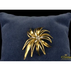 BROCHES / ALFILERES Broche tipo hojas con centro de brillante en oro amarillo