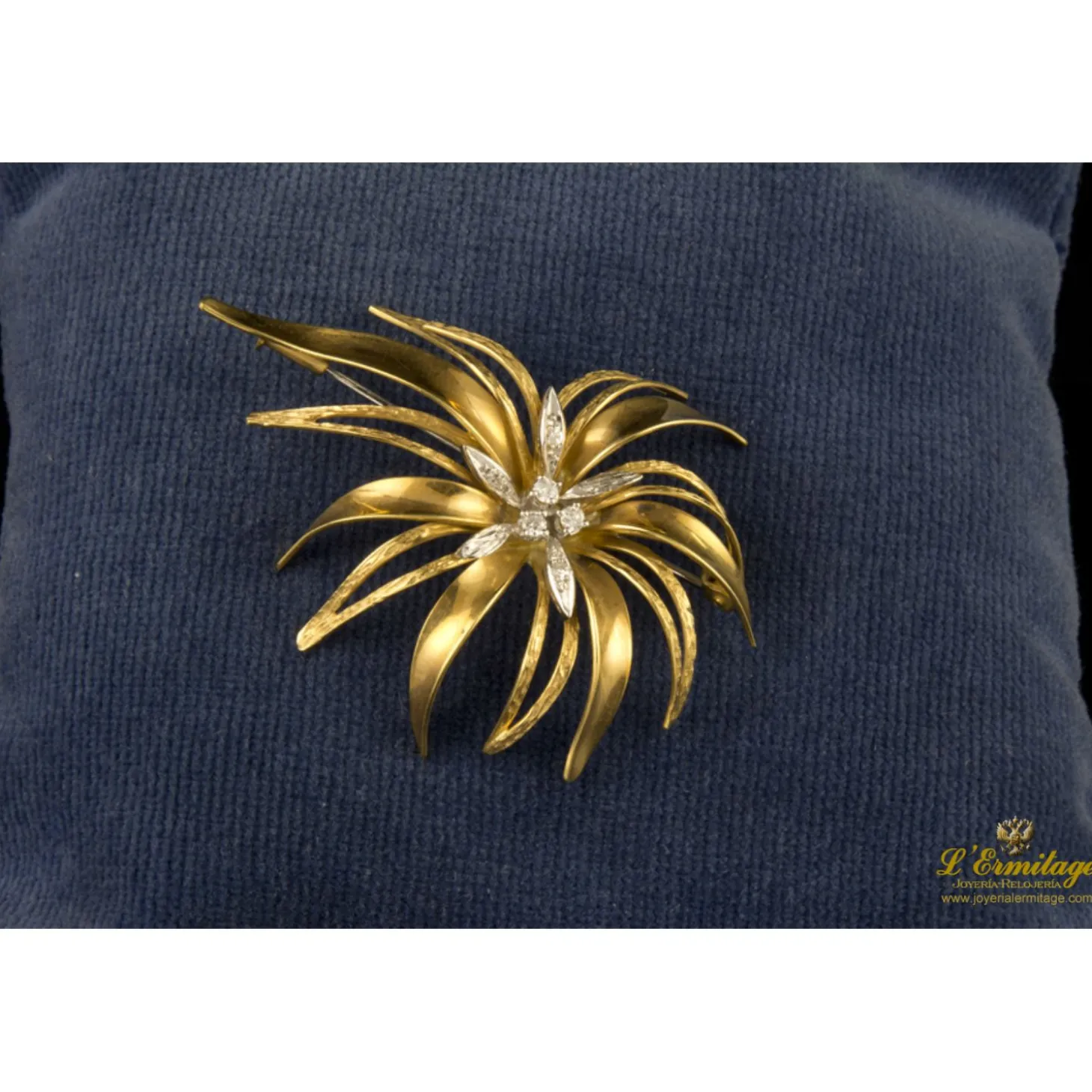 BROCHES / ALFILERES Broche tipo hojas con centro de brillante en oro amarillo