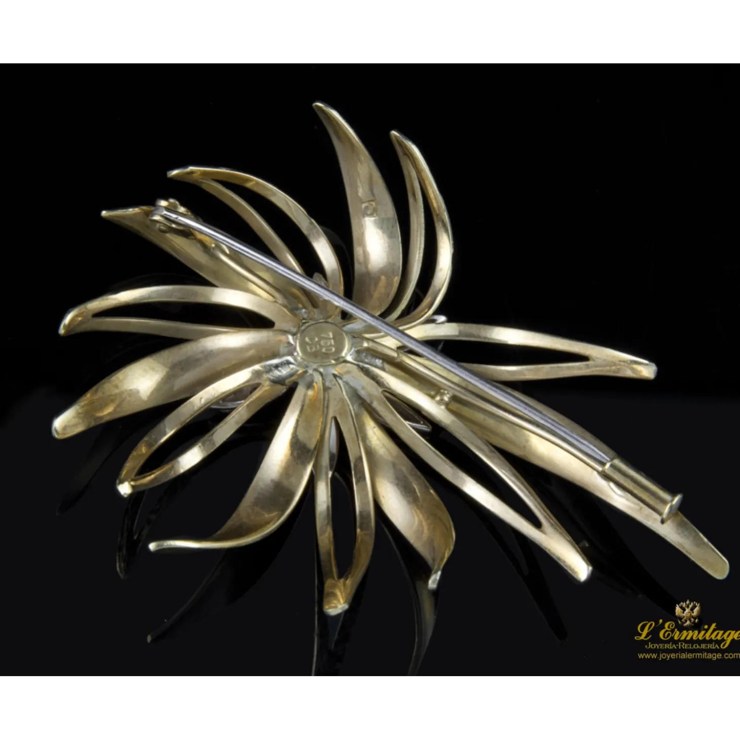 BROCHES / ALFILERES Broche tipo hojas con centro de brillante en oro amarillo