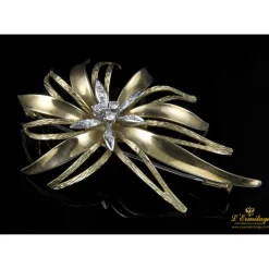 BROCHES / ALFILERES Broche tipo hojas con centro de brillante en oro amarillo