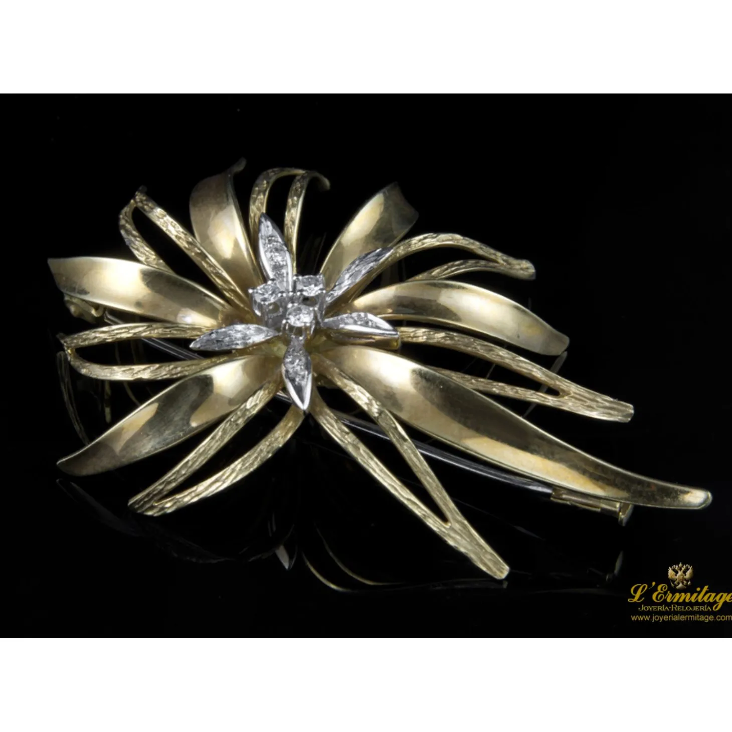 BROCHES / ALFILERES Broche tipo hojas con centro de brillante en oro amarillo