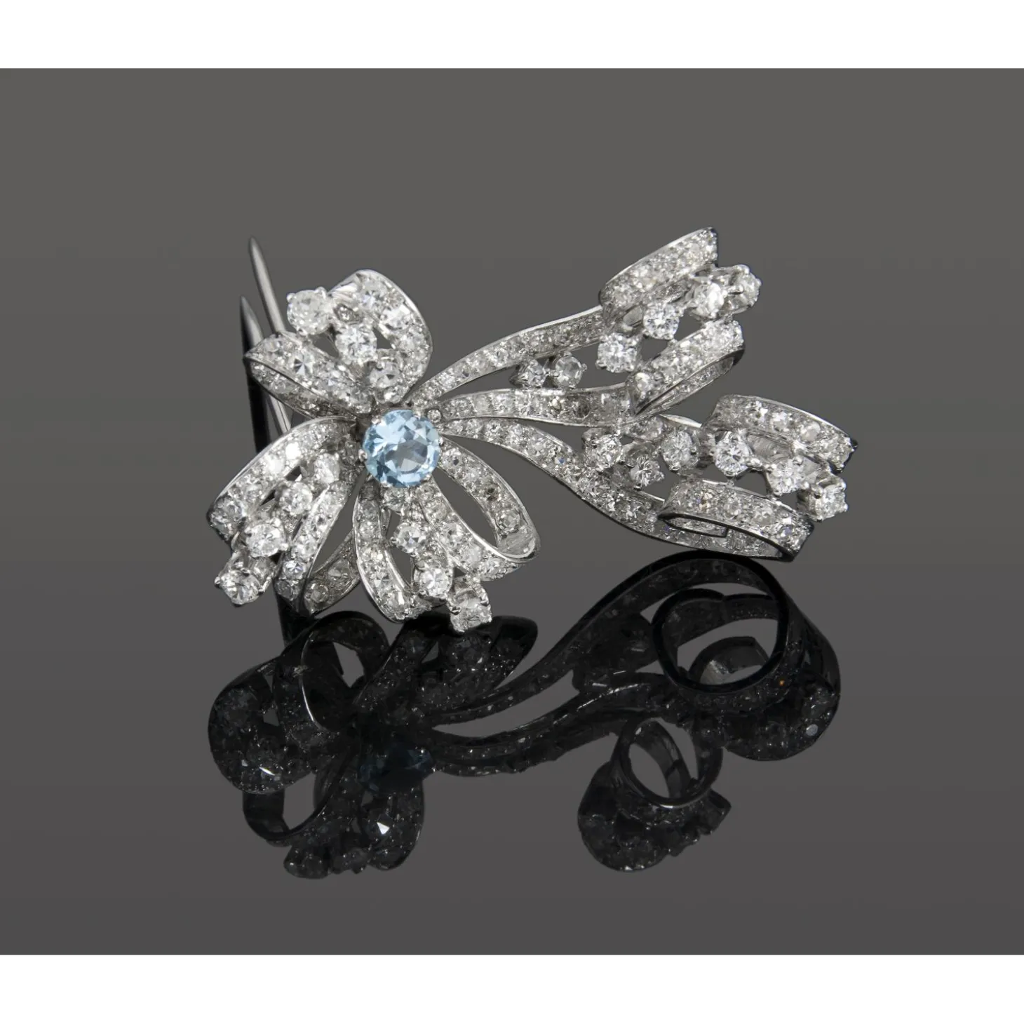 BROCHES / ALFILERES Brohe-alfiler oro blanco aguamarina y diamantes