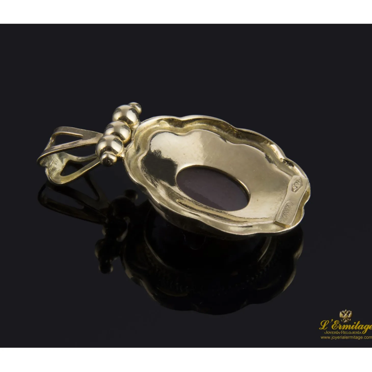COLGANTES Colgante camafeo con carneola y festón realizado en oro amarillo.